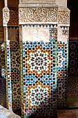 Marrakech - la Madrasa di Ben Youssef, Decorazioni a stucco con iscrizione coranica in rilievo su una base di mattonelle zellij 